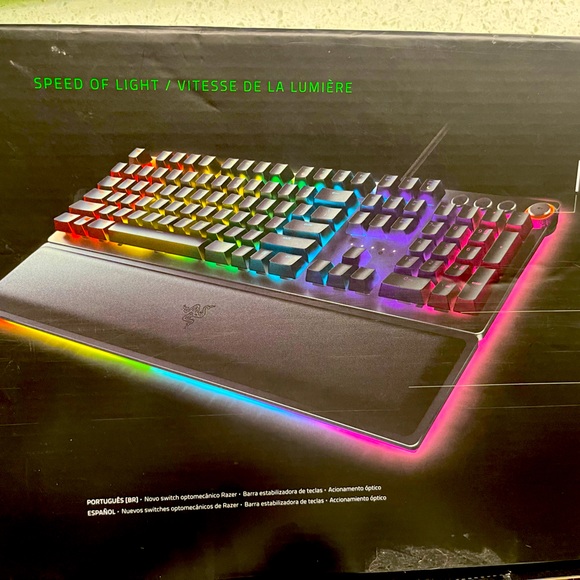 Multi colored huntsman elite with wrist rest. All lights up.